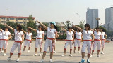 大妈也爱萧敬腾,挑战诡异广场舞